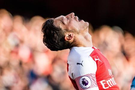 Nach dem WM-Debakel mit der Nationalmannschaft findet Özil auch beim FC Arsenal nicht mehr in die Spur. Es häufen sich die Vorwürfe, dass er nach seiner Vertragsverlängerung satt sei und den nötigen Einsatz vermissen lasse.