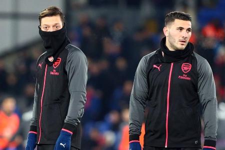 Abseits des Platzes sorgt Özil dennoch weiter für Schlagzeilen: Gemeinsam mit Mitspieler Sead Kolasinac wird er Opfer eines Raubüberfalls. Wegen Sicherheitsbedanken werden beide zwischenzeitlich aus dem Kader gestrichen.