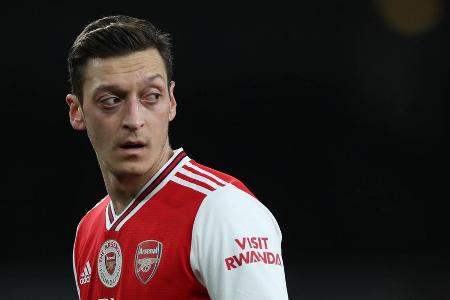 Im Dezember 2019 streicht der chinesische Staatssender CCTV kurzfristig die Übertragung des Spiels zwischen Arsenal und Manchester City wegen einer Äußerung Özils über die Situation der muslimischen Minderheit der Uiguren in China.