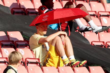 2020/2021 spielt Özil endgültig keine Rolle mehr unter Arsenal-Teammanager Mikel Arteta. Die Mitspieler verspotten ihn angeblich als 'Dauerurlauber'. Dennoch kassiert Özil englischen Medien zufolge einen 'Loyalitätsbonus' in Millionenhöhe von seinem Klub.