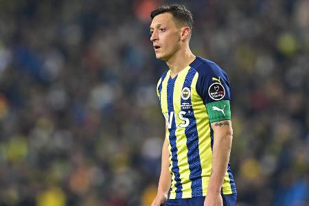 Im Januar 2021 löst er schließlich seinen Vertrag bei Arsenal auf und flieht zu Fenerbahce in die Türkei. Die vermeintliche Traumehe bekommt allerdings schon früh Risse.