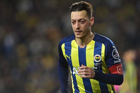 Im März 2022 eskaliert die Situation bei Fenerbahce. Nach einer frühen Auswechslung im Spiel gegen Konyaspor rastet Özil angeblich in der Kabine aus und beschimpft seinen Trainer. In der Folge wird er suspendiert und vom Training ausgeschlossen. Beobachter gehen davon aus, dass er nicht mehr für Fener spielen wird. Die Vereinsführung hüllt sich noch in Schweigen.