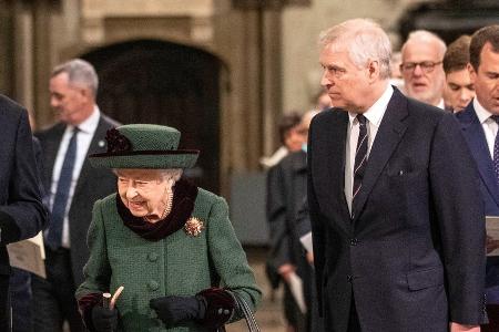 Skandalprinz Andrew: Bald will er wieder mit der Queen auftreten Skandalprinz Andrew: Bald will er wieder mit der Queen auftreten
