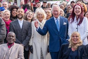 Prinz Charles und Herzogin Camilla besuchen Seifenoper