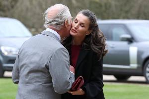 Herzliche Begrüßung: Prinz Charles küsst Königin Letizia auf die Wange