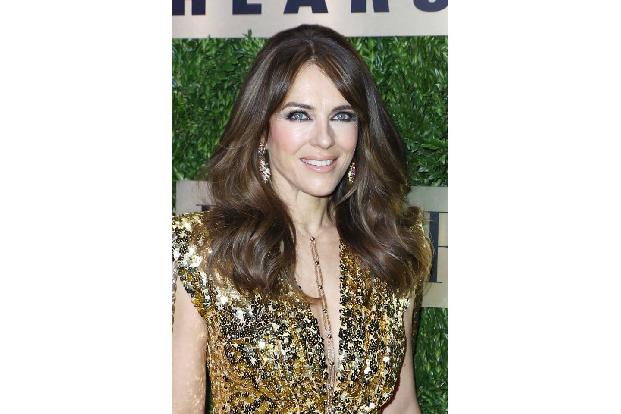 Elizabeth Hurley hingegen wirkt wie die perfekte englische Dame. Dabei war sie in ihrer Jugend ein rebellischer Punk und flog wegen schlechter Noten von der Schule.