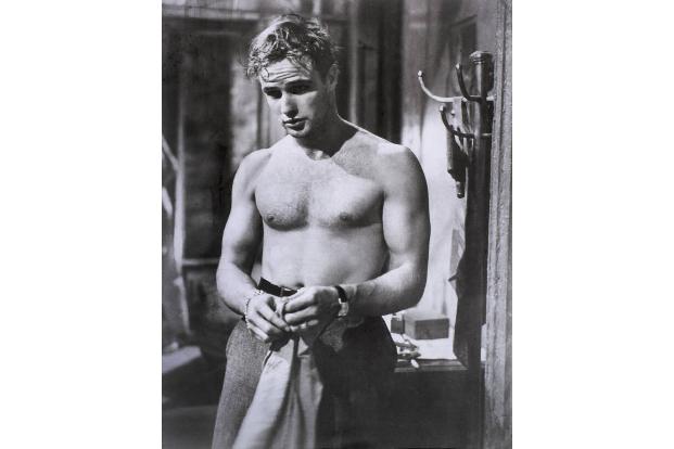 Marlon Brando galt zeitlebens als Rebell. Kein Wunder, denn schon zu Schulzeiten bekam die Filmlegende Ärger: Marlon war auf einem Motorrad durch die Schulflure gebrettert. Von der Militärschule flog er wegen Ungehorsams. Passt.