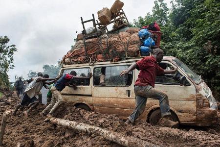Siena International Photo Awards Hannah Maule-ffinch Van im Schlamm