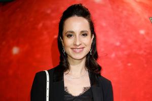 Stephanie Stumph zeigt ihren Babybauch