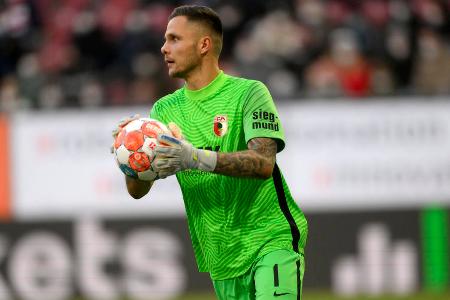 FC Augsburg - TOR: Rafal Gikiewicz - Note: 2,0 - War bei der Chance für Lewandowski blitzschnell draußen (39.), erlebte ansonsten einen sehr ruhigen ersten Durchgang. Im zweiten Durchgang dann mehr beschäftigt. Hielt gegen Lewandowski (47., 85.), Kimmich (63.) und Coman (85.) stark. Beim Elfmeter entschied er sich für die falsche Ecke (81.).
