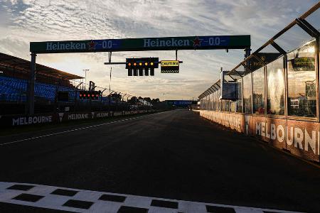 Die Formel-1-Startaufstellung in Australien - Am Wochenende ist die Formel 1 zu Gast in Melbourne. Im Qualifying am Samstag erlebte Aston Martin einen rabenschwarzen Tag. Weder Sebastian Vettel noch Lance Stroll konnten sich nach Crashs im 3. Training in Q1 durchsetzen, Vettels Teamkollege war zudem erneut in einen Unfall verwickelt. Mick Schumacher konnte erstmals seinen neuen Teamkollegen Kevin Magnussen im Qualifying schlagen. An der Spitze machten Ferrari und Red Bull das Rennen um die Pole unter sich aus... Die Formel-1-Startaufstellung in Australien - Am Wochenende ist die Formel 1 zu Gast in Melbourne. Im Qualifying am Samstag erlebte Aston Martin einen rabenschwarzen Tag. Weder Sebastian Vettel noch Lance Stroll konnten sich nach Crashs im 3. Training in Q1 durchsetzen, Vettels Teamkollege war zudem erneut in einen Unfall verwickelt. Mick Schumacher konnte erstmals seinen neuen Teamkollegen Kevin Magnussen im Qualifying schlagen. An der Spitze machten Ferrari und Red Bull das Rennen um die Pole unter sich aus...