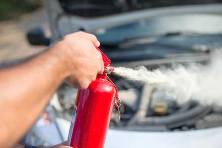 So reagieren Sie richtig, wenn es im Auto brennt So reagieren Sie richtig, wenn es im Auto brennt