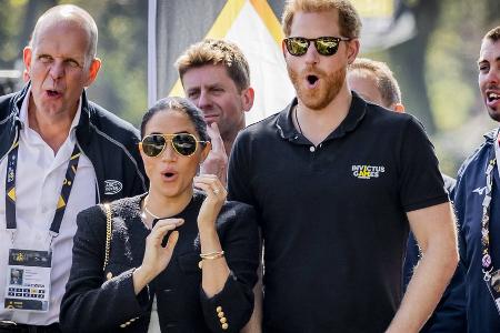 Prinz Harry und Herzogin Meghan jubeln beim Auto-Hinderniskurs Prinz Harry und Herzogin Meghan jubeln beim Auto-Hinderniskurs