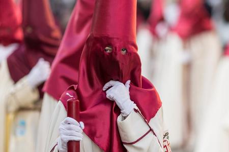 Verhüllt, versteckt, verbrannt: So feiern andere Länder Ostern