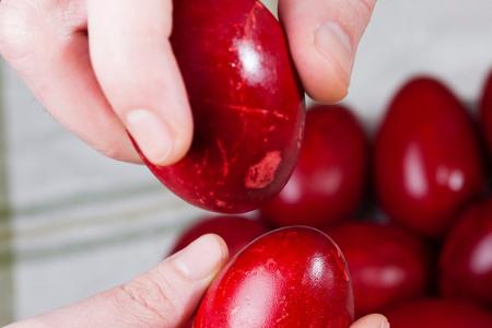 Verhüllt, versteckt, verbrannt: So feiern andere Länder Ostern