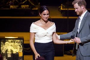 Herzogin Meghan: Schlichtes Outfit und Diamantschmuck für Den Haag