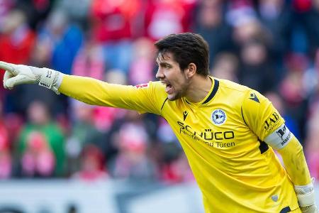 Arminia Bielefeld - TOR: Stefan Ortega - Note: 1,5 - Gab alles und hielt einen Kopfball von Lewandowski, den er an die Latte lenkte, schlichtweg sensationell. Auch danach immer wieder sehr stark in direkten Duellen. Klärte, was zu klären war. Dank seiner Paraden war das Spiel noch für längere Zeit offen. Dürfte mit diesem Auftritt erneut für sich bei den Bayern-Verantwortlichen geworben haben.