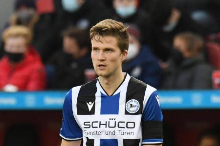 Fabian Kunze (bis 45. + 4) - Note: 4 - Fiel mit technischen Schwierigkeiten auf und holte sich Mitte der zweiten Hälfte eine Gelbe Karte ab, nachdem ihm ein Ball versprang und er anschließend Nianzou abräumte. Wurde dann nach einem harten Ellenbogen-Einsatz von Nianzou mit der Trage vom Platz getragen. Mittlerweile konnte die Arminia auch ein wenig bezüglich der Verletzung entwarnen. Kunze befindet sich in einem stabilen Zustand.