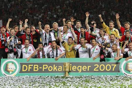 Der 1. FC Nürnberg gewinnt unter Trainer Hans Meyer den DFB-Pokal. Im Finale bezwingt der Club den VfB Stuttgart mit 3:2 nach Verlängerung.