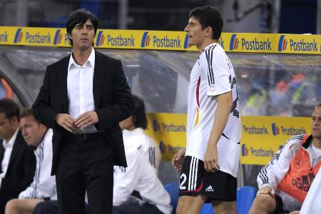 Mario Gomez feiert unter Bundestrainer Joachim Löw sein Debüt in der Nationalmannschaft und wird 2007 Deutschlands Fußballer des Jahres.