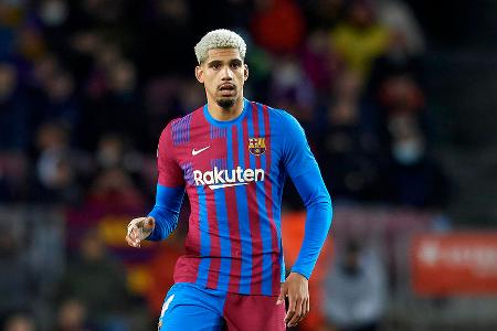 Ronald Araújo - Note: 3,5 - Sammelte als einziger Barca-Verteidiger echte Pluspunkte. Antizipierte die Pässe der Frankfurter in die Tiefe teilweise gut und verhinderte so einen noch höheren Rückstand zur Pause. Vorne gerade in der Nachspielzeit mit mehreren Top-Chancen. Wurde vor dem 0:2 von Borrés Mut im Abschluss überrascht.