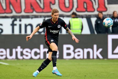 Kristijan Jakic - Note: 2,0 - Stopfte in der Abwehr viele Lücke und half fast immer aus, wenn Knauff auf außen oder Rode im Zentrum überfordert waren. Vereitelte so mit der Zeit mehrfach Großchancen der Katalanen. Schlug phasenweise aber auch über die Stränge.