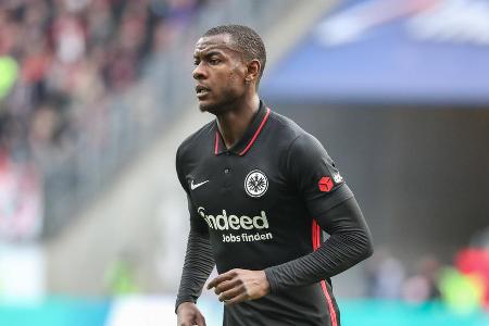 Evan Ndicka - Note: 3,5 - Musste auf der linken Seite in viele Duelle mit Dembélé, wenn Kostic aufgerückt war. Fand gegen den schnellen Gegenspieler nicht immer eine Antwort. Steckte aber nie auf und verhinderte selbst in schwierigen Momenten, dass Barca klare Chancen herausspielen konnte. Holte sich allerdings in elften Minuten der Nachspielzeit noch die Gelb-Rote Karte und verursachte obendrein einen dummen Elfmeter.