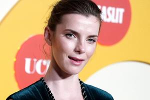 Betty Gilpin: "Glow"-Star erzählt von alptraumhaftem ersten Dreh