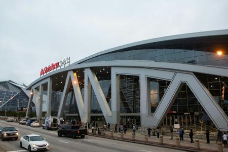 Erster Play-off-Sieg für Hawks nach Bombenalarm Erster Play-off-Sieg für Hawks nach Bombenalarm