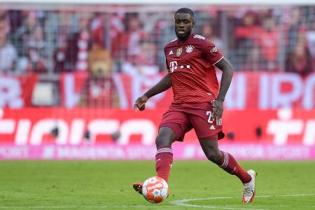 Dayot Upamecano - Note: 4,0 - Die einzige echte Chance der Dortmunder vor der Pause lief durch seinen Zuständigkeitsbereich (27.). Wirkte in dieser Szene unaufmerksam. Ließ sich auch später von den kreuzenden Laufwegen von Reus wiederholt verschaukeln. In der Schlussphase dann mit einigen starken Aktionen gegen Haaland, die den Sieg sicherten.
