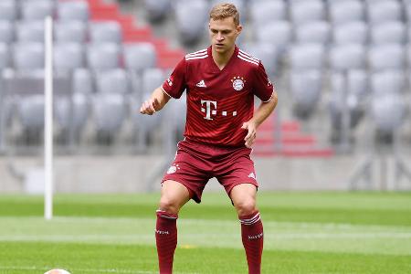 MITTELFELD: Joshua Kimmich (bis 90.) - Note: 3,5 - Zog im Zentrum gelassen die Fäden im Aufbau und ließ sich auch von den Bemühungen der Gäste im Pressing nicht einschüchtern. Konnte aus dem Spiel heraus aber selten echte Impulse setzen, schlug dafür gute Standards. In der Rückwärtsbewegung nicht immer mit der richtigen Antwort. Verursachte sehr plump einen Elfmeter gegen Reus (49.).