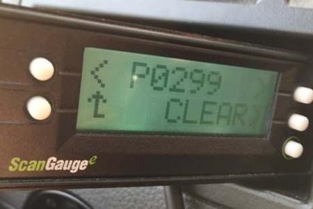 Der VCDS-Fehlercode P 0299 bedeutet: Bei unserem Volkswagen ist der Ladedruck sporadisch unterschritten. Das kann viele Gründe haben. Viel Spaß bei der Fehlersuche - und einen gut gefüllten Geldbeutel.