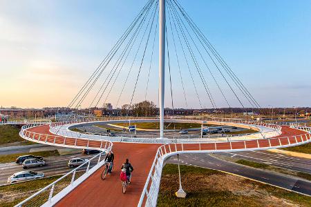 Hovenring eine Art Kreisverkehr Brücke für Zweiräder und Fußgänger über einer verkehrsstarken Stra