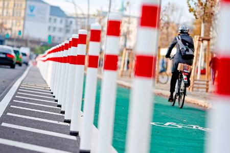 Durch biegsame Poller geschützter Radfahrstreifen in der Holzmarktstraße in Berlin Mitte Am Ende d