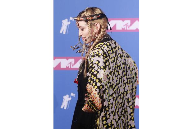 Doch Billie ist nicht die Einzige, die schmerzliche Erfahrungen machte. Madonna sorgte 2015 bei den BRIT Awards für einen Schreckmoment, als sich ihr Umhang nicht wie geplant löste und sie von einem T ...
