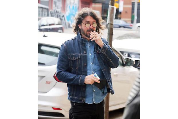 Dave Grohl erwischte es noch schlimmer. Im schwedischen Göteborg brach sich der Foo-Fighters-Star ein Bein, als er von der Bühne plumpste. Doch Dave lässt seine Fans nicht im Stich: Er spielte den Gig im Sitzen zu Ende.