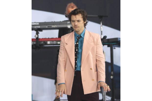 Harry Styles stolperte über ein Mikrofonkabel, als er 2015 mit One Direction in San Diego auftrat. Das war ihm besonders peinlich, da er zu dem Konzert mehrere Freunde eingeladen hatten.