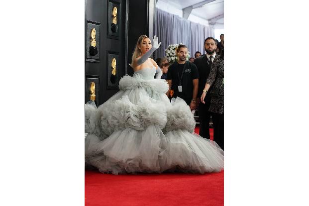 Hohe Hacken können zu gefährlichen Stürzen führen. Das weiß auch Ariana Grande, die bei einem Konzert in Toronto umknickte. Ganz der Profi, sang sie weiter.