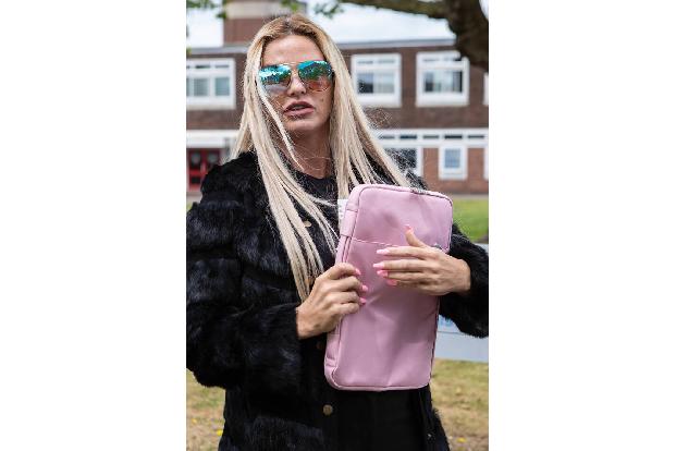 Katie Price kennt man eigentlich eher zugekleistert und dick geschminkt — da fällt es schwer, sich das Model schwitzend bei einem Marathon vorzustellen. 2009 lief sie die 42,195 Kilometer in 7 Stunden ...