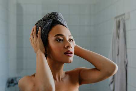 Spitzenschneiden, Waschfrequenz, graue Haare Die größten Irrtümer über Haare Waschen