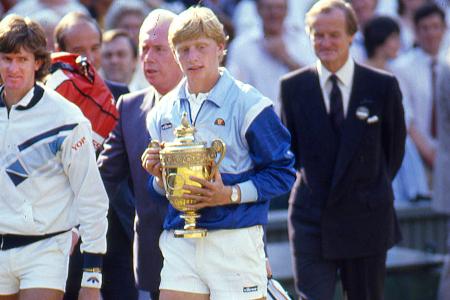 Paukenschlag zu Beginn der Karriere - Nur ein Jahr nach seinem Grand-Slam-Debüt spielt sich Boris Becker 1985 gleich in die Geschichtsbücher, als er als erster ungesetzter Spieler überhaupt und mit zarten 17 Jahren in Wimbledon triumphiert. Zwei weitere Titel (1992, 1995) folgen in seinem 'Wohnzimmer'.