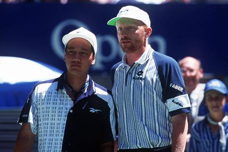 Der letzte große Titel - Bei den Australian Open holt Becker im Jahr 1996 seinen letzten Grand-Slam-Titel. Im Finale von Melbourne bezwingt er Michael Chang mit 6:2, 6:4, 2:6 und 6:2. Es ist sein zweiter Erfolg in Down Under nach 1991. Insgesamt stehen 49 Turniersiege im Einzel und 15 im Doppel in Beckers Vita.