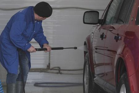 Frühjahrsputz fürs Auto: So glänzt der Wagen wieder