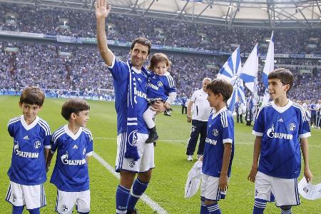 Das war Schalkes Elf beim Raúl-Abschied - Am 28. April 2012 stand Raúl das letzte mal für den FC Schalke 04 in der Bundesliga auf dem Feld. Beim 4:0 gegen Hertha BSC trug sich die Fußball-Legende auch selbst in die Torschützenliste ein. Mit dieser Elf stand der Spanier damals auf dem Feld, darunter einige echte S04-Legenden: Das war Schalkes Elf beim Raúl-Abschied - Am 28. April 2012 stand Raúl das letzte mal für den FC Schalke 04 in der Bundesliga auf dem Feld. Beim 4:0 gegen Hertha BSC trug sich die Fußball-Legende auch selbst in die Torschützenliste ein. Mit dieser Elf stand der Spanier damals auf dem Feld, darunter einige echte S04-Legenden: