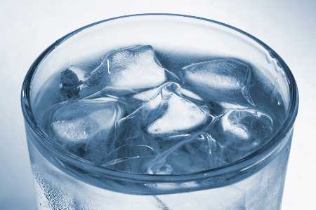 Diese Fehler machen wir alle beim Wassertrinken zu kalt trinken