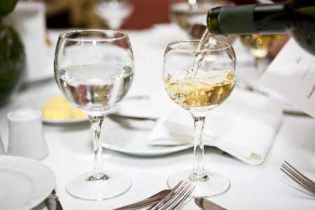 Diese Fehler machen wir alle beim Wassertrinken Wasser zu Alkohol