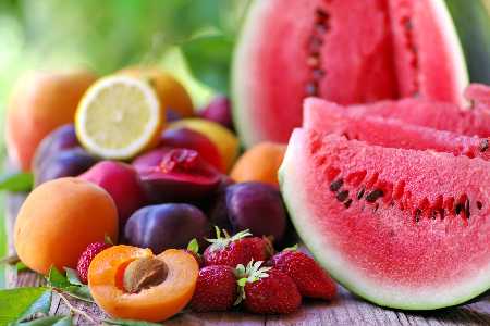 Diese Fehler machen wir alle beim Wassertrinken Obst als Ersatz