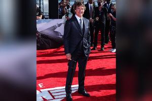 Tom Cruise erscheint im Helikopter zur "Top Gun: Maverick"-Premiere