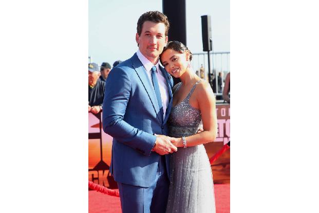 Miles erschien mit seiner Frau Keleigh Sperry zur Premiere.