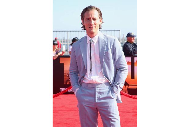 Lewis Pullman ist als junger Pilot Lieutenant Bob Floyd dabei. Lewis ist der Sohn von Hollywoodstar Bill Pullman.